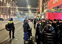 Los partidarios israelíes del Maccabi Tel Aviv, custodiados por la policía en Ámsterdam.