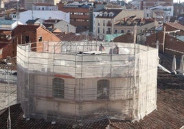 Estructura metálica abovedada que servirá de guía para los trabajos de reconstrucción de la cúpula.