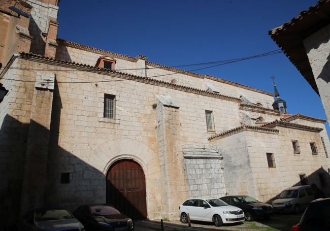 Los ladrones entraron por la puerta derecha del templo.