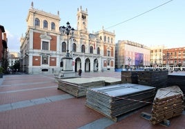 El Ayuntamiento exige a Foacal parar la descarga de material del mercado navideño de la Plaza Mayor al adelantarse casi dos semanas