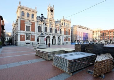 El Ayuntamiento exige a Foacal parar la descarga de material del mercado navideño de la Plaza Mayor