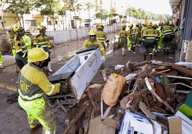 Integrantes de una brigada de lucha contra incendios forestales de Castilla y León, en plena faena esta semana en Valencia.