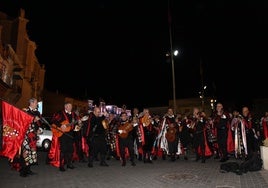 Tunos tocando junto a la Colegiata de San Antolín