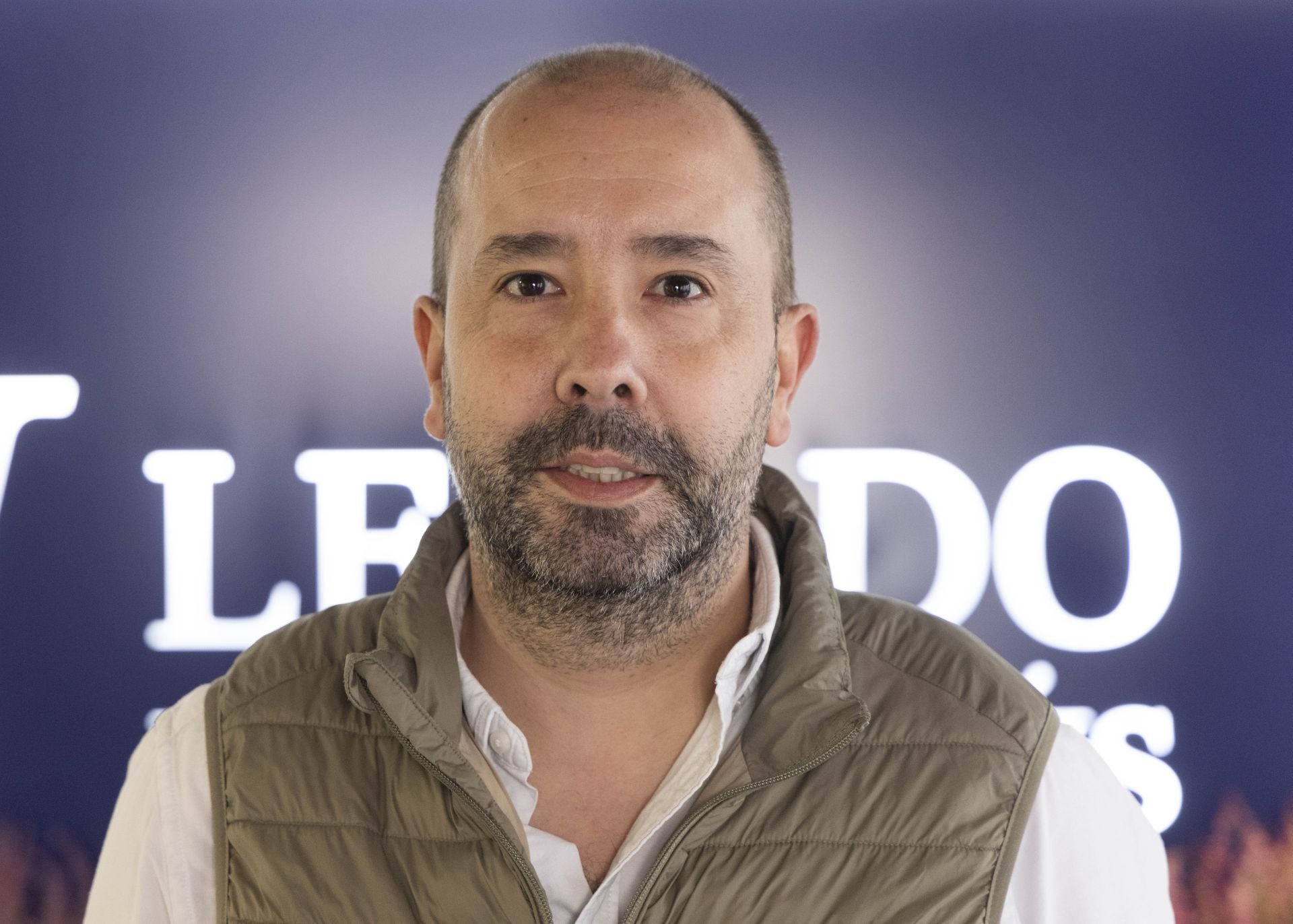 «Los residentes estaban preocupados al ver las noticias y las imágenes que nos llegaban de Valencia. Y a Pablo Alonso, el terapeuta ocupacional, se le ocurrió que desde aquí también ellos podían colaborar», explica Alberto López, director de esta residencia en la calle Duque de Lerma. Así, residentes y familiares han recaudado productos que cederán al Banco de Alimentos y que, además, llevan mensajes de aliento que los ancianos han escrito para los daminificados por la DANA. 