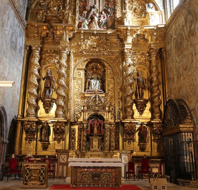 Altar mayor de la iglesia de San Pedro y entrada, a la derecha, de la capilla donde se encontraban las joyas.