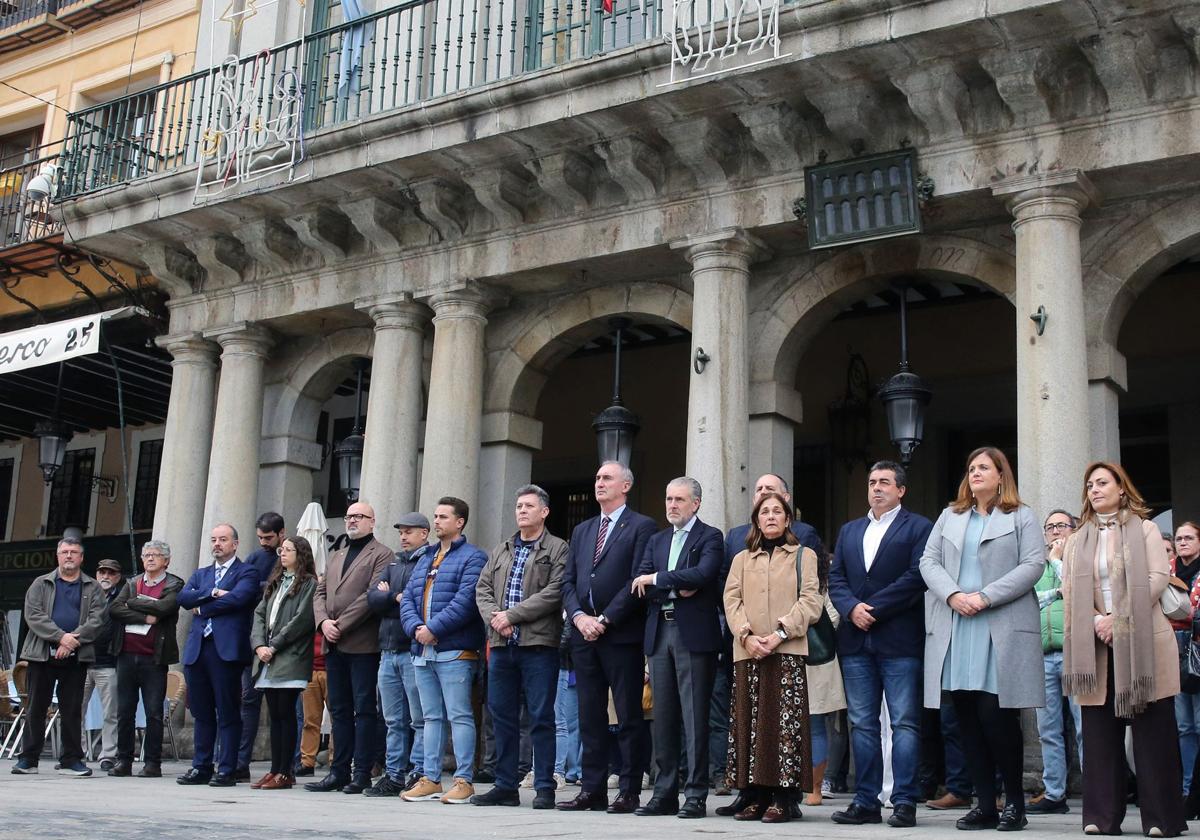 Un momento de la concentración silenciosa a las puertas de la Casa Consistorial.