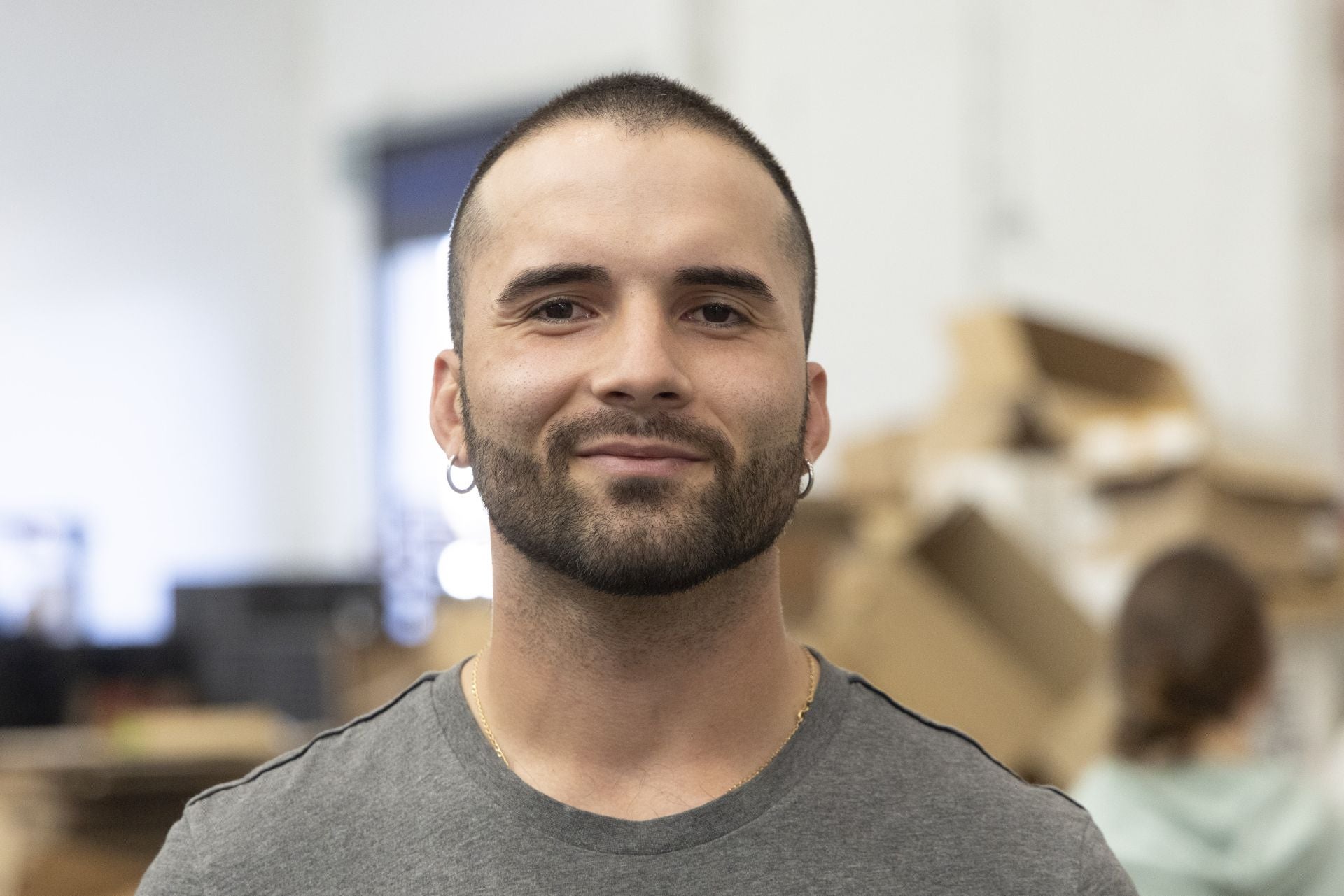 «Es muy fácil empatizar con todo lo que está ocurriendo en Valencia, imaginar que eres tú quien puede estar en esa situación». Por eso, cuenta Jorge, tuvo tan claro, desde el primer momento, que había que echar una mano. El primer día, en el mercado del Campillo. Luego se vino a este almacén central, donde ayuda a descargar todas las furgonetas con ayuda que llegan de los pueblos, los centros cívicos o las donaciones particulares. 