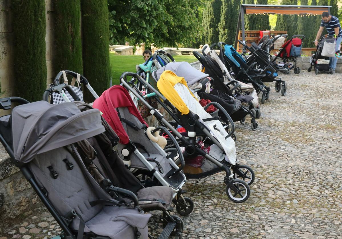 Carritos de bebé colocados en fila en un municipio segoviano.