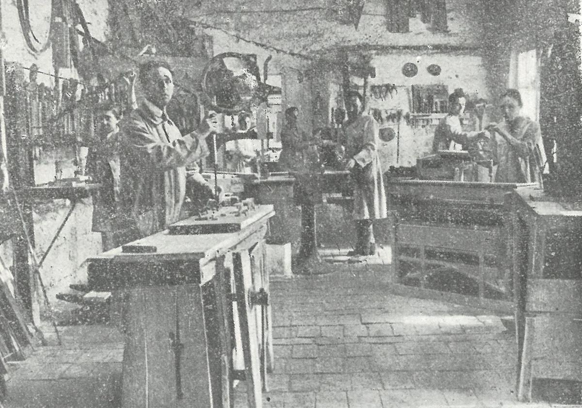 Imagen principal - Arriba, fotografía de 1900 de los primeros talleres de Rufiner en la calle Vega. Abajo, sección de montaje y maquinaria de los talleres del número 35 de la Carretera de Salamanca. A la derecha, Quintín Rufiner Herrán.