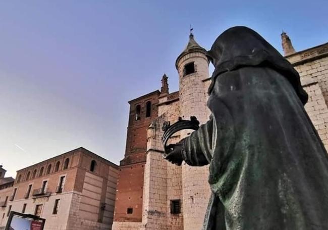 Monumento a la reina Juana, en Tordesillas.