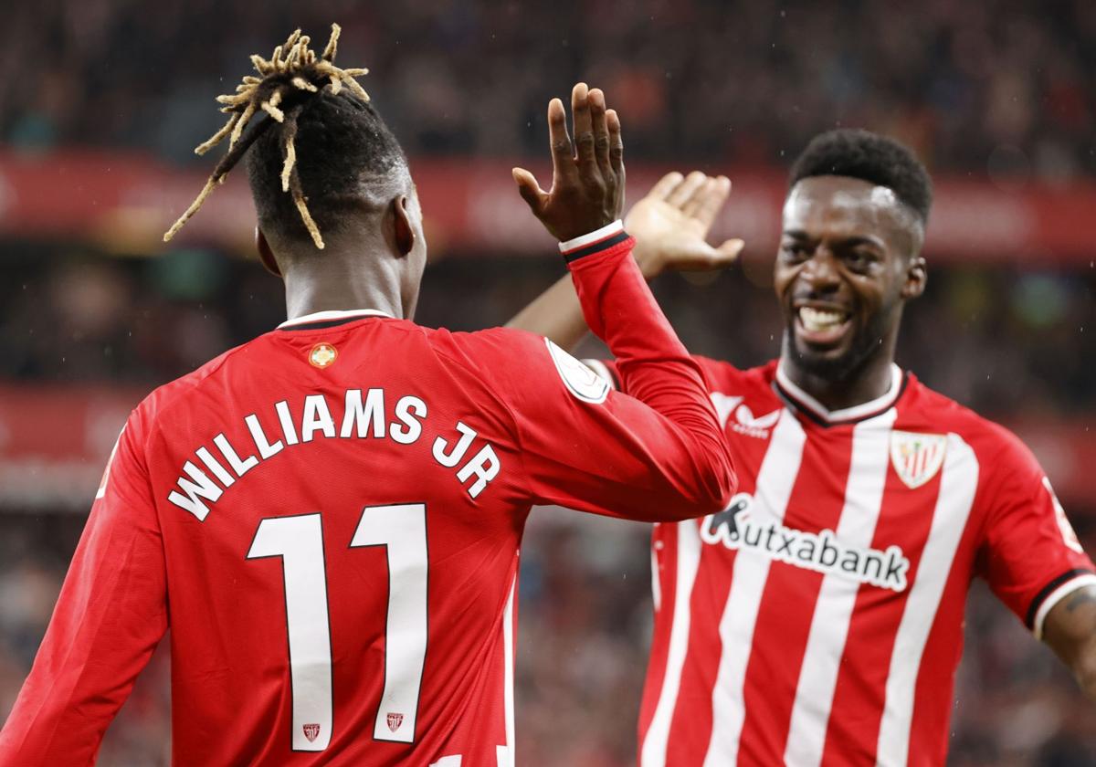 Nico e Iñaki Williams se abrazan tras marcar un gol.