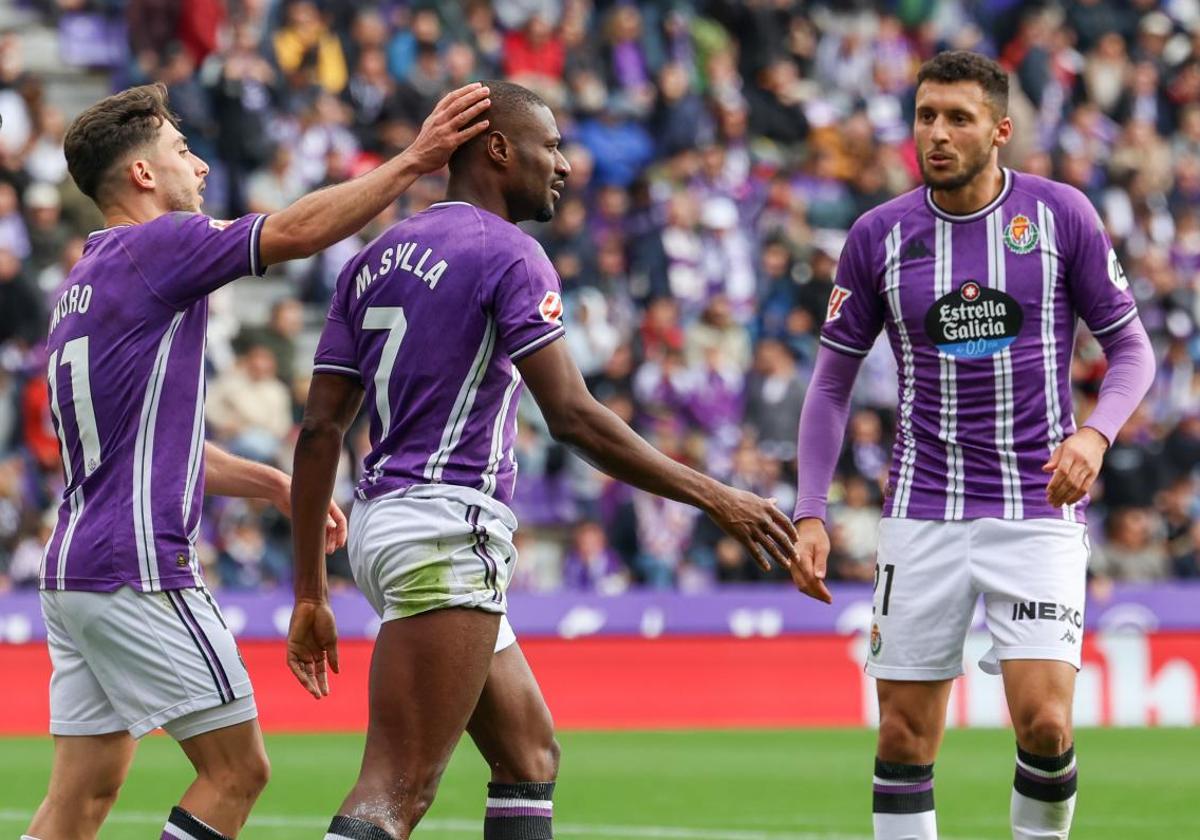 Raúl Moro felicita a Sylla en presencia de Amallah tras el gol de penalti que el senegalés marcó hace dos jornadas para el Real Valladolid frente al Villarreal