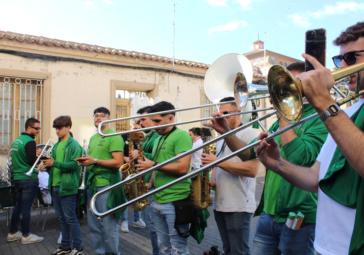 Imagen principal - Ruta por los bares de la Charanga Cucu Band 