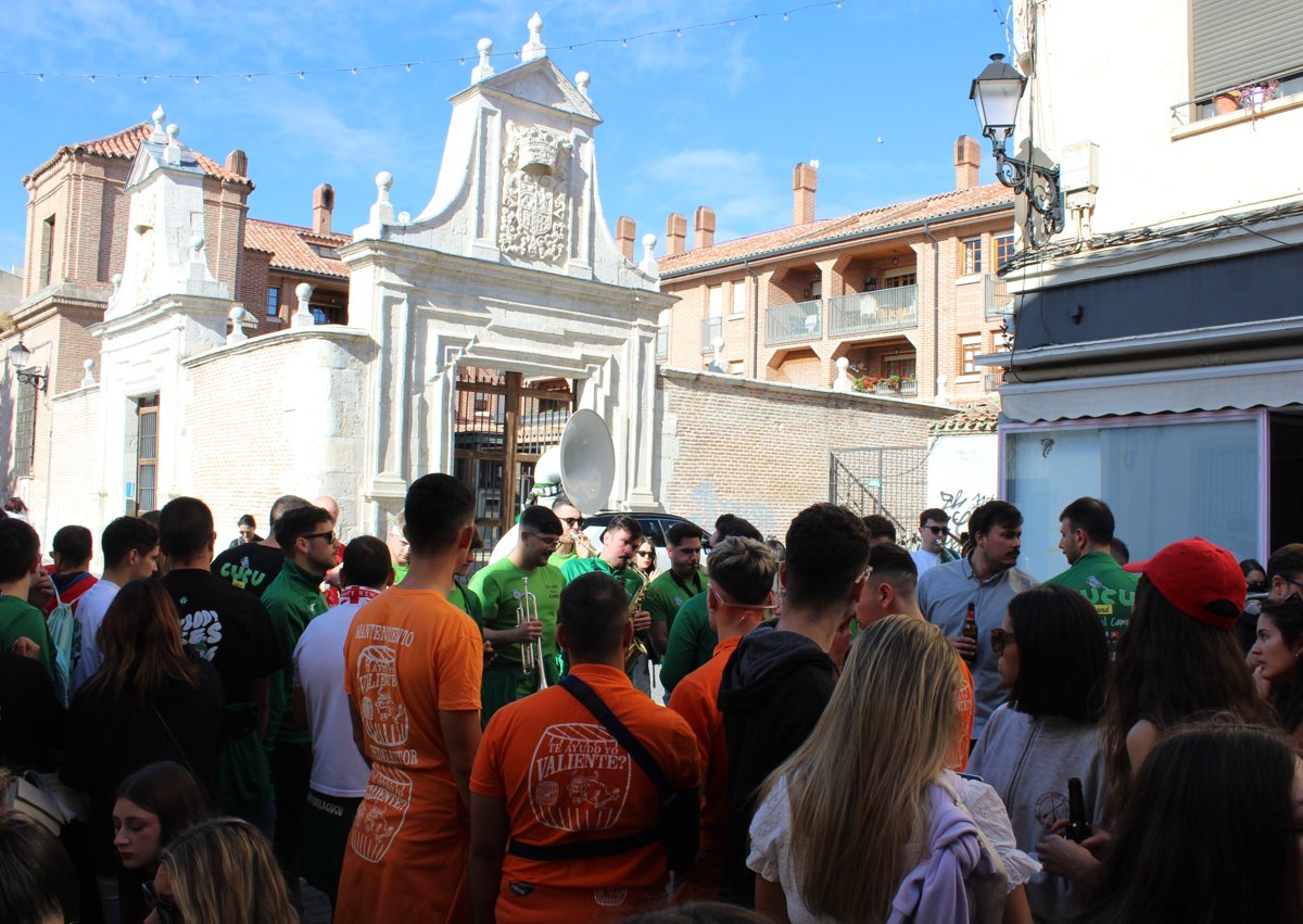 Imagen secundaria 1 - Ruta por los bares de la Charanga Cucu Band 