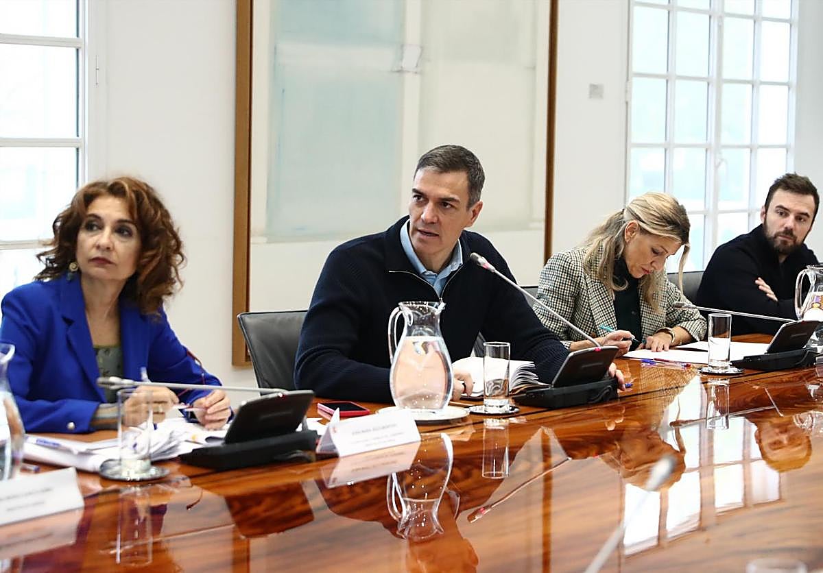 presidente del Gobierno, Pedro Sánchez, durante la reunión del Comité de crisis para el seguimiento de los efectos de la DANA, este sábado en el Complejo de la Moncloa.