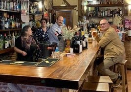 El hostelero Mariano Castro, al frente de la barra junto a su madre y su hermana.