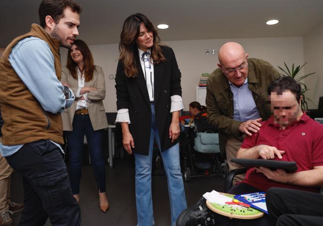 Jesús Julio Carnero y Rodrigo Nieto, con Fabiola Martínes, en un momento de la jornada de la Fundación Bertín Osborne e Intras.