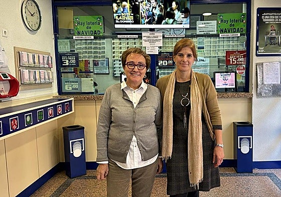 La lotera Pilar García Estébanez, a la izquierda, con la trabajadora Ana Pizarro, tras conocer que habían vendido el segundo premio en la Lotería Nacional de este sábado.