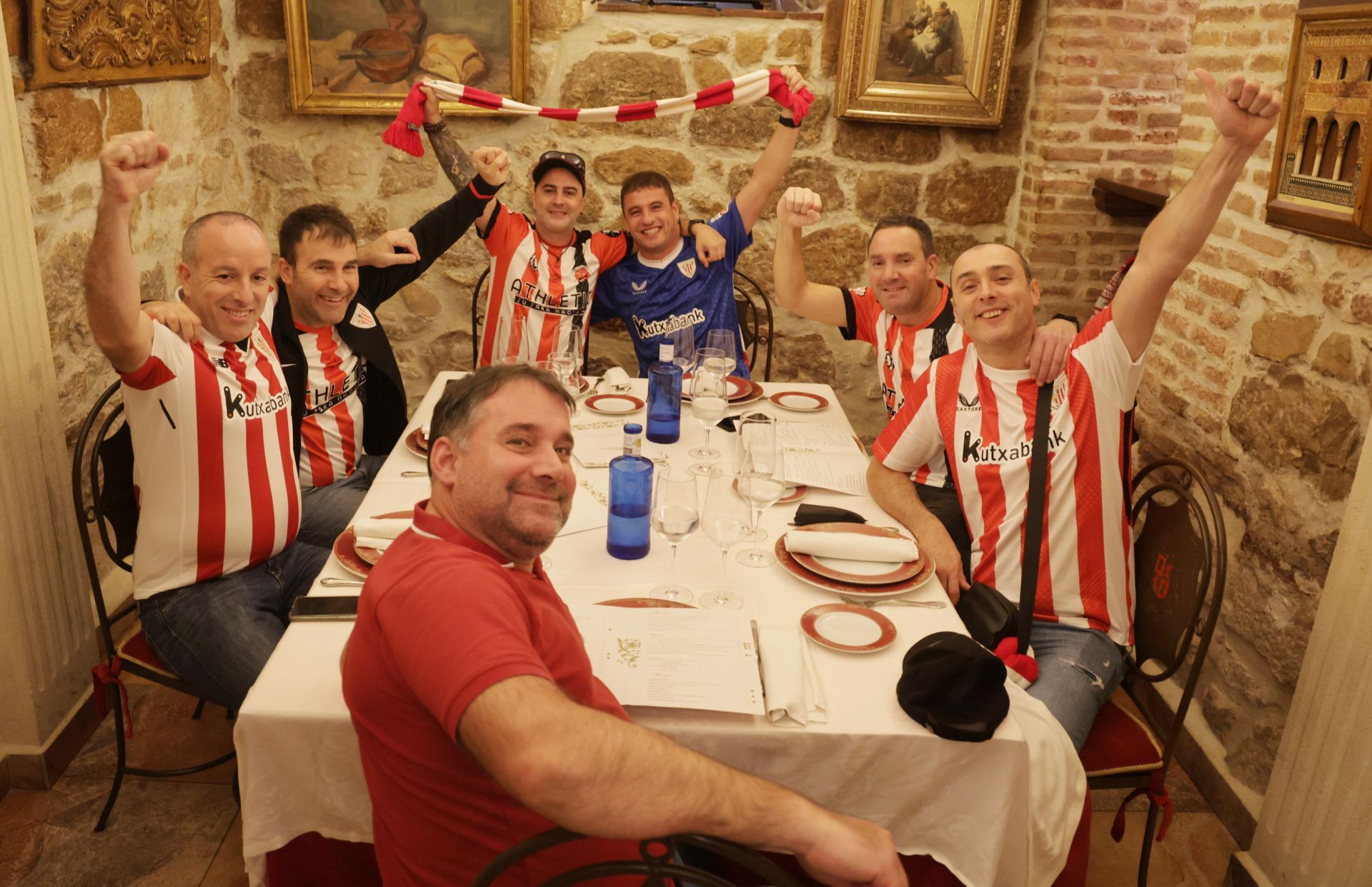 Los aficionados del Athletic de Bilbao disfrutan del ambiente vallisoletano