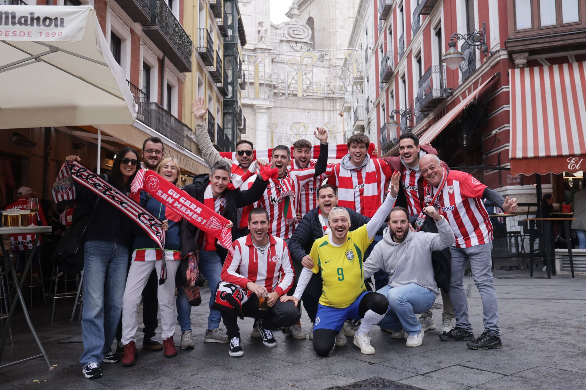 Los aficionados del Athletic de Bilbao disfrutan del ambiente vallisoletano