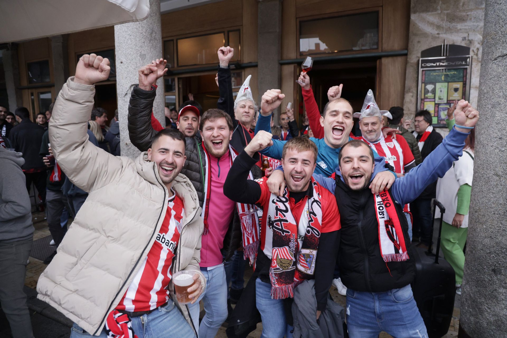 Los aficionados del Athletic de Bilbao disfrutan del ambiente vallisoletano