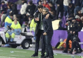 Paulo Pezzolano le explica a Ernesto Valverde una jugada durante el choque.