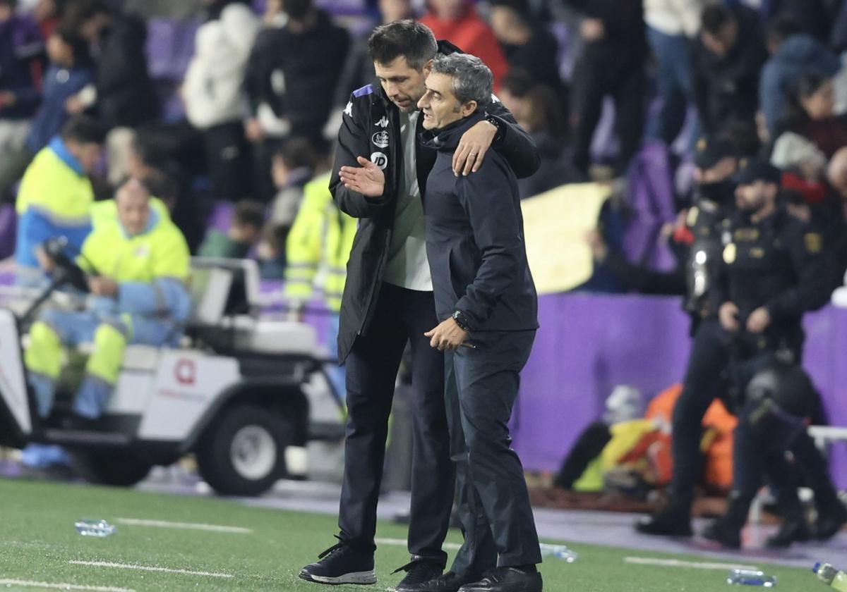 Paulo Pezzolano le explica a Ernesto Valverde una jugada durante el choque.