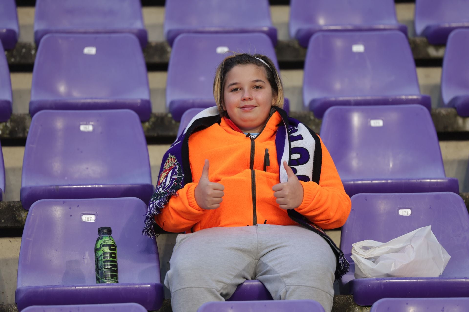 Búscate en la grada del estadio José Zorrilla (1/4)