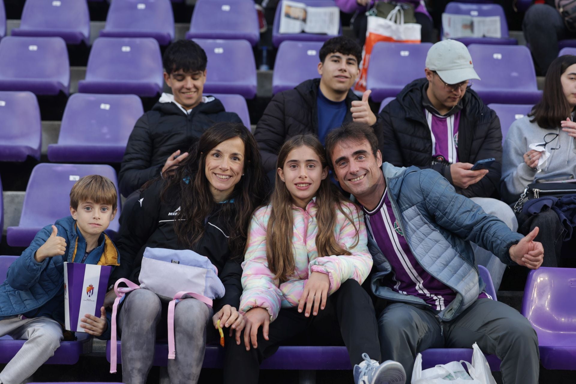 Búscate en la grada del estadio José Zorrilla (1/4)