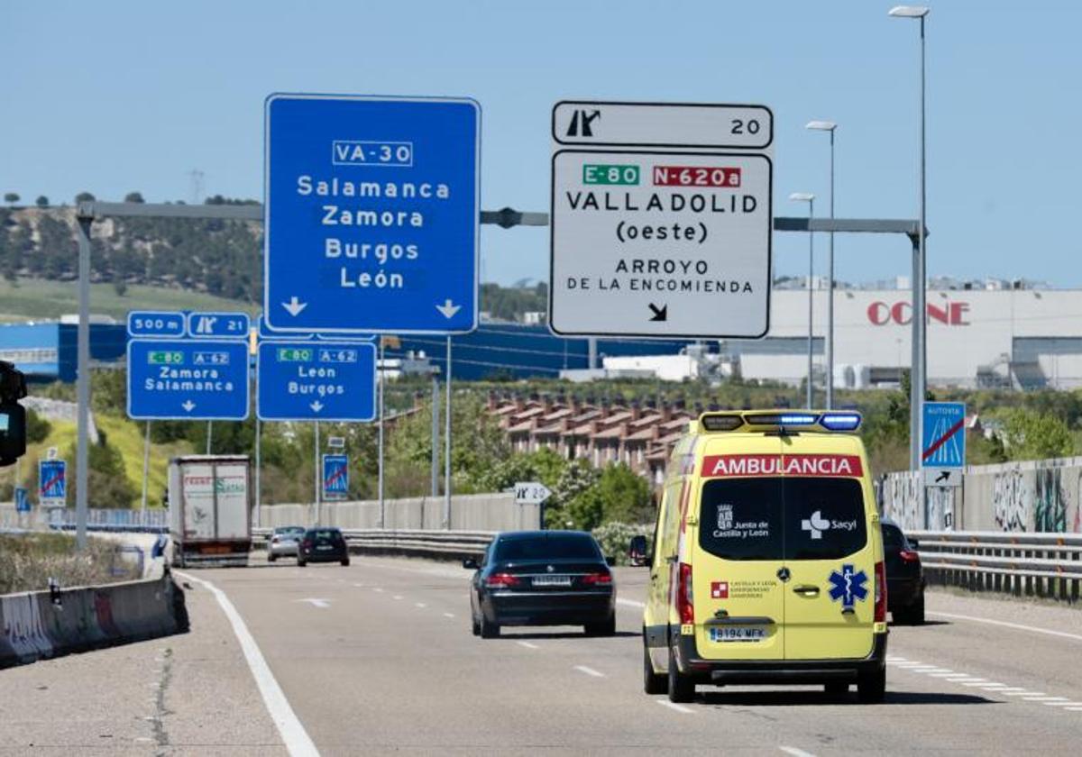 Una ambulancia circula por Valladolid.