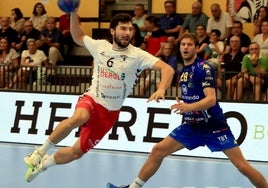 El central del Balonmano Nava Borja Méndez, antes de un lanzamiento.