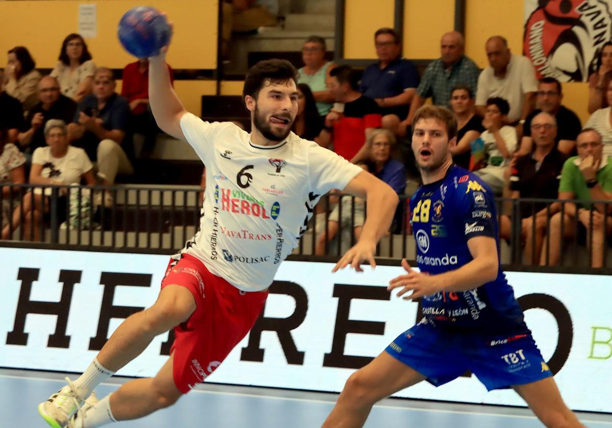 El central del Balonmano Nava Borja Méndez, antes de un lanzamiento.