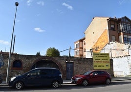 Anuncio de próxima construcción de viviendas en la avenida Ronda de Aguilar de Campoo.