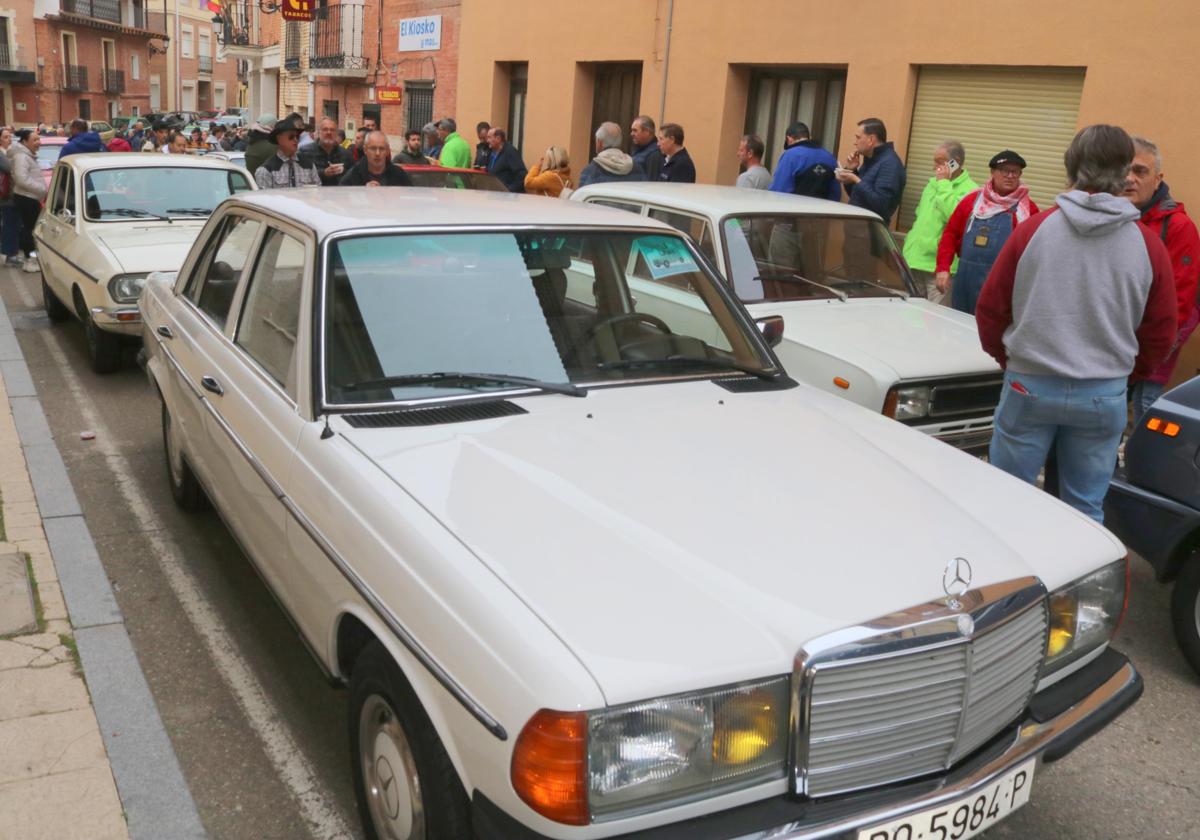 Concentración de coches clásicos en Cevico de la Torre, este domingo.