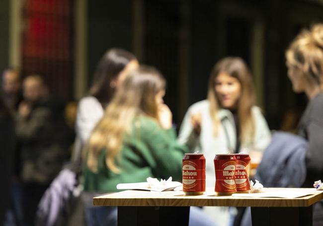 Jóvenes en el exterior de un bar de Valladolid.