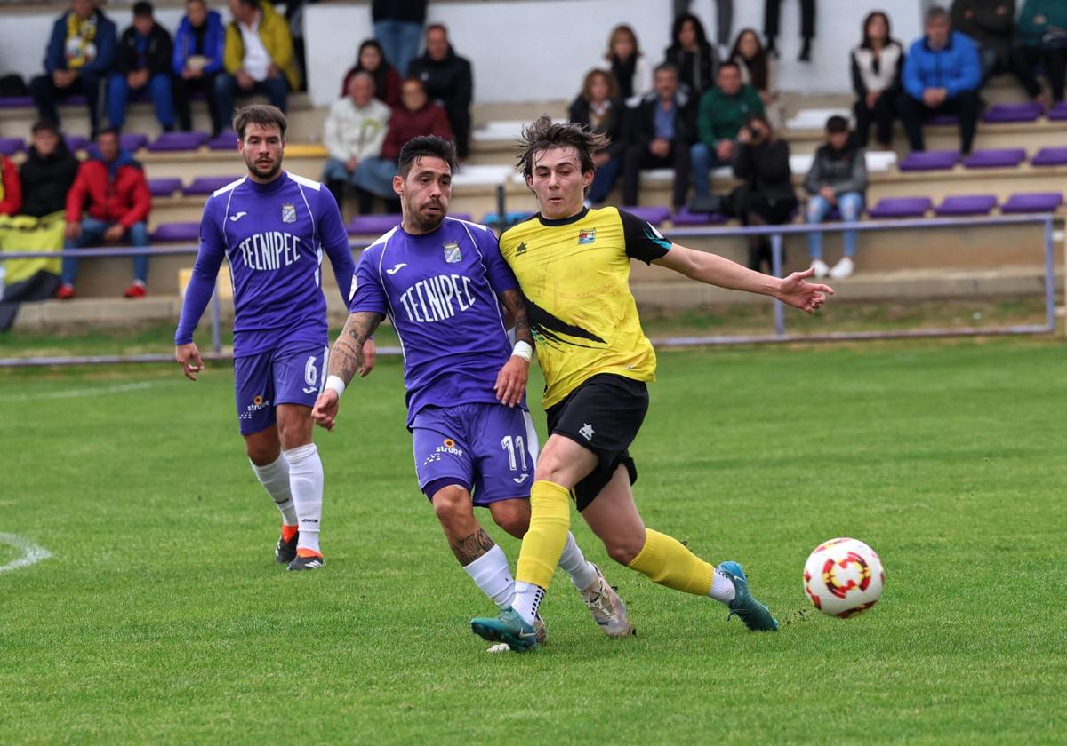 Una jugada del partido entre el Becerril y el Mojados, este domingo en el Mariano Haro.