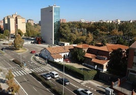 Edificio del antiguo restaurante La Goya junto a la entrada al Puente Colgante desde la avenida de Salamanca.