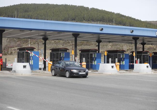 Cabinas del peaje del Huerna, en la Ap-66.