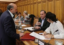 Los ediles de Vamos Palencia conversan con el concejal de Hacienda en un pasado pleno.
