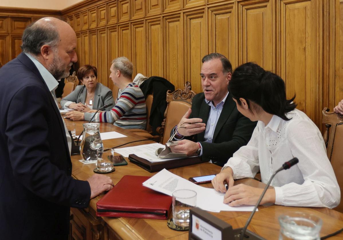 Los ediles de Vamos Palencia conversan con el concejal de Hacienda en un pasado pleno.