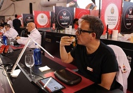 Los miembros del jurado catan y valoran las diferentes tapas