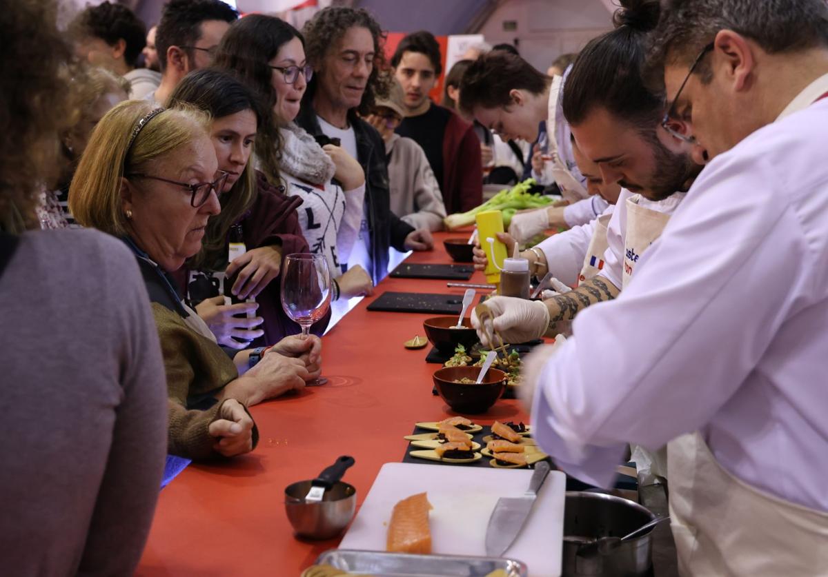 Los cocineros elaboran las primeras tapas del Concurso de Pinchos de este año en Valladolid.