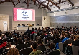 Brian Giner explica su testimonio a los estudiantes en el Centro Cultural Provincial.