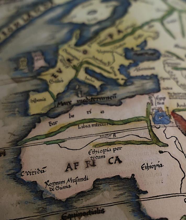 Imagen secundaria 2 - Varias imágenes de la obra 'Geographicae' de Claudio Ptolomeo (1525), de la que el falso periodista robo tres mapas bifolio. Esta obra está considerada como uno de los textos clásicos que mayor influencia ejerció en el desarrollo de la Geografía.