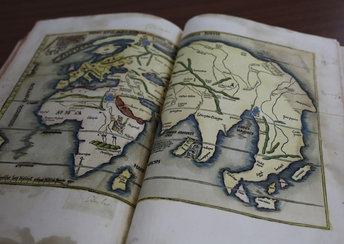 Imagen secundaria 1 - Varias imágenes de la obra 'Geographicae' de Claudio Ptolomeo (1525), de la que el falso periodista robo tres mapas bifolio. Esta obra está considerada como uno de los textos clásicos que mayor influencia ejerció en el desarrollo de la Geografía.