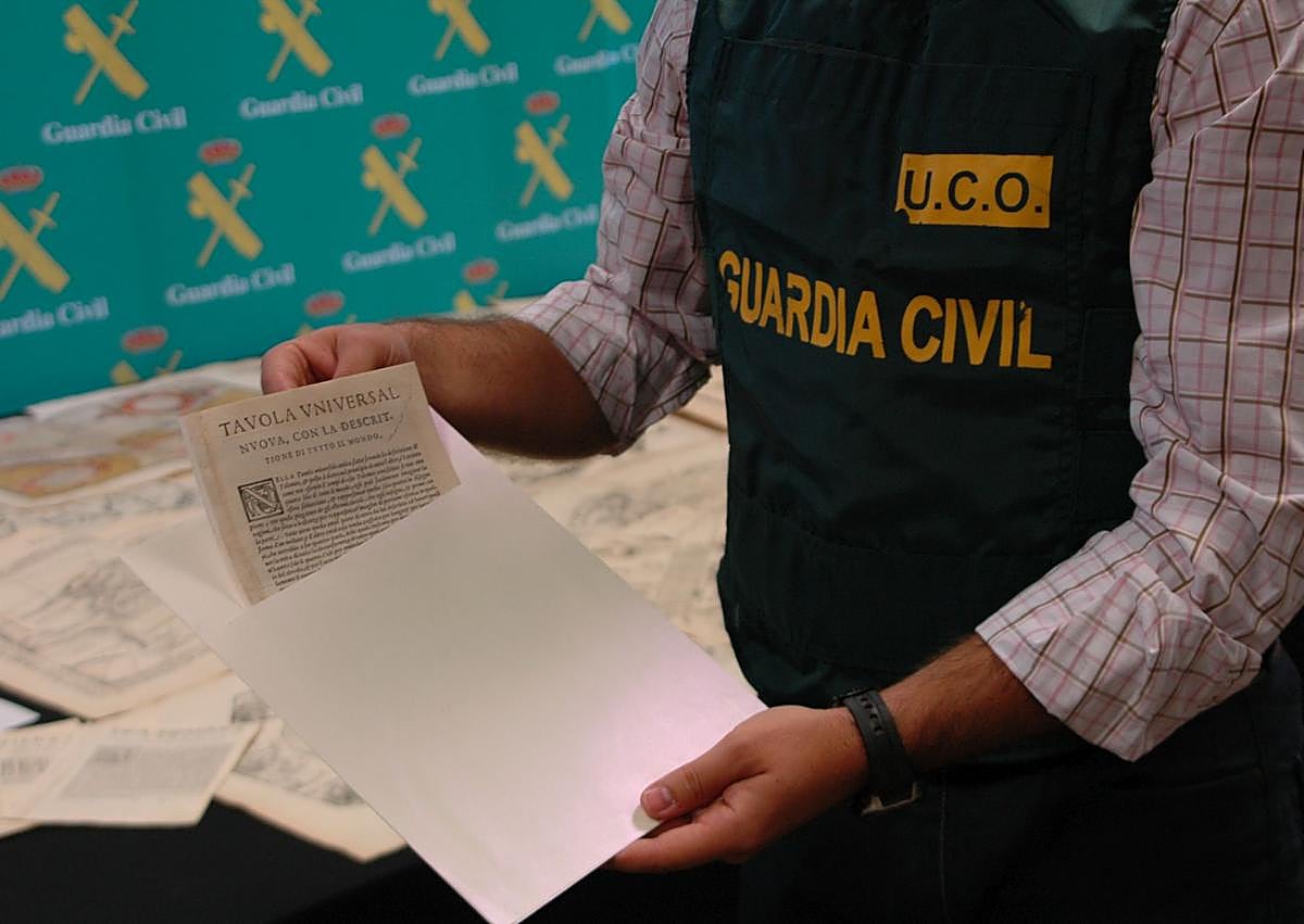 Imagen secundaria 1 - Mapas recuperados por la Guardia Civil durante la detención de Zsolt Vamos en el hotel Leyre de Pamplona el 8 de agosto de 2009.