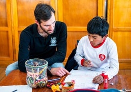 Javier, con uno de los jóvenes de los centros en los que colabora en Perú.