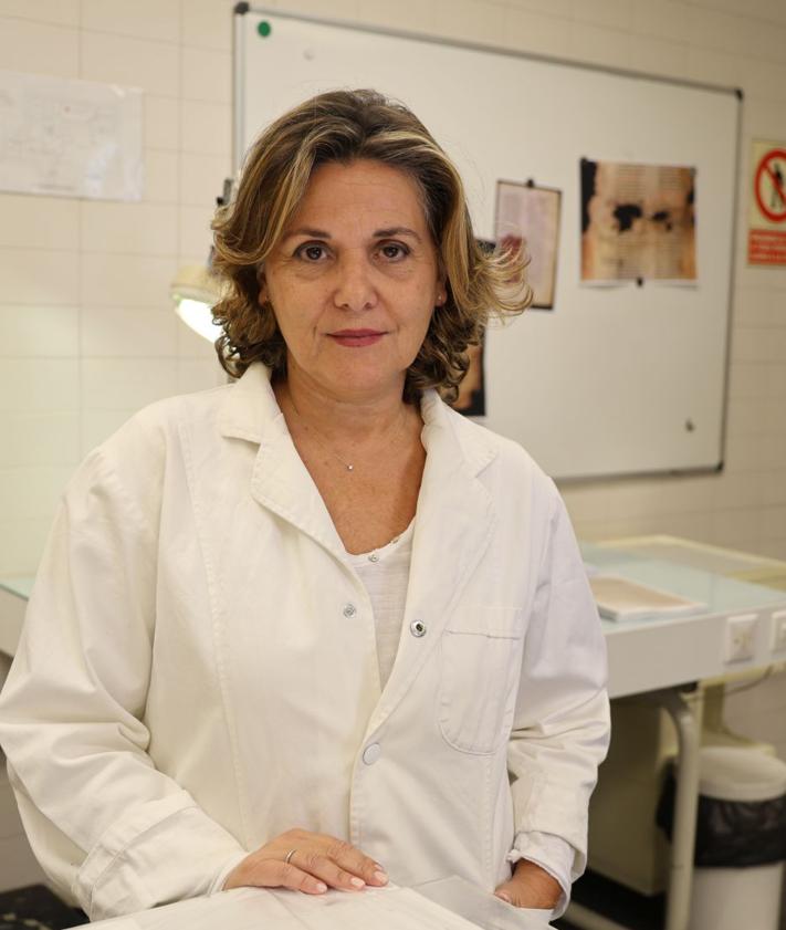 Imagen secundaria 2 - Pilar Rodríguez fue directora de la Biblioteca de la Universidad de Valladolid desde 1992 hasta 2013. En las otras dos imágenes, María Teresa Matres y Paloma Castresana, restauradoras del Centro de Conservación y Restauración de Bienes Culturales, ubicado en la localidad vallisoletana de Simancas. 