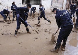 Alumnos de la Escuela de Policía Nacional de Ávila ayudan en la limpieza de Masanasa en Valencia.