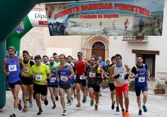 Corredores durante el pistoletazo de salida de la prueba deportiva.